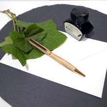 Lade das Bild in den Galerie-Viewer, Handgemachter Kugelschreiber aus wunderschön gestockter Birke
