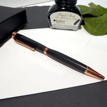 Lade das Bild in den Galerie-Viewer, Handgemachter Kugelschreiber aus dunklem Grenadill
