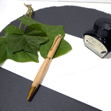 Lade das Bild in den Galerie-Viewer, Handgemachter Kugelschreiber aus Esche mit Swarovski Steinen
