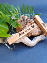 Lade das Bild in den Galerie-Viewer, Schlüsselanhänger aus Holz &quot;Mia zwoa&quot;
