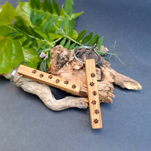 Lade das Bild in den Galerie-Viewer, Schlüsselanhänger aus Holz &quot;Pfoten&quot;
