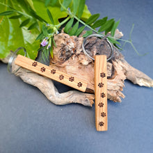 Lade das Bild in den Galerie-Viewer, Schlüsselanhänger aus Holz &quot;Pfoten&quot;
