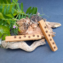 Lade das Bild in den Galerie-Viewer, Schlüsselanhänger aus Holz &quot;Pfoten&quot;
