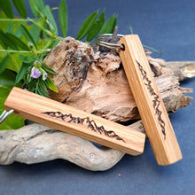 Lade das Bild in den Galerie-Viewer, Schlüsselanhänger aus Holz &quot;Berge&quot;
