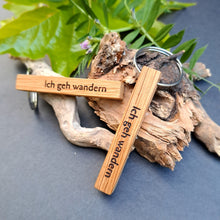 Lade das Bild in den Galerie-Viewer, Schlüsselanhänger aus Holz &quot;Ich geh wandern&quot;
