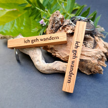 Lade das Bild in den Galerie-Viewer, Schlüsselanhänger aus Holz &quot;Ich geh wandern&quot;
