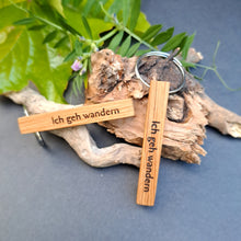 Lade das Bild in den Galerie-Viewer, Schlüsselanhänger aus Holz &quot;Ich geh wandern&quot;
