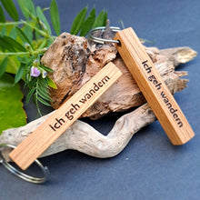 Lade das Bild in den Galerie-Viewer, Schlüsselanhänger aus Holz &quot;Ich geh wandern&quot;
