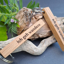 Lade das Bild in den Galerie-Viewer, Schlüsselanhänger aus Holz &quot;Ich geh wandern&quot;
