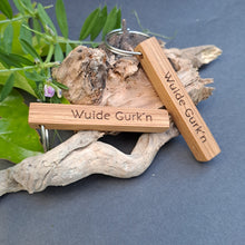 Lade das Bild in den Galerie-Viewer, Schlüsselanhänger aus Holz &quot;Wuide Gurkn&quot;
