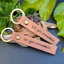 Lade das Bild in den Galerie-Viewer, Lederband Schlüsselanhänger bayrische Sprüche &quot;Ich geh schaukeln&quot;
