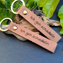 Lade das Bild in den Galerie-Viewer, Lederband Schlüsselanhänger bayrische Sprüche &quot;Ich geh schaukeln&quot;
