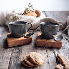 Lade das Bild in den Galerie-Viewer, Espressogedeck anthrazit mit Henkel und "schwebendem Löffel"
