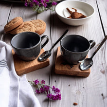Lade das Bild in den Galerie-Viewer, Espressogedeck anthrazit mit Henkel und "schwebendem Löffel"
