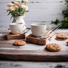 Lade das Bild in den Galerie-Viewer, Espressogedeck creme mit Henkel und "schwebendem Löffel"
