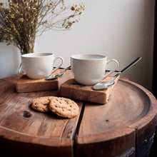 Lade das Bild in den Galerie-Viewer, Espressogedeck creme mit Henkel und "schwebendem Löffel"
