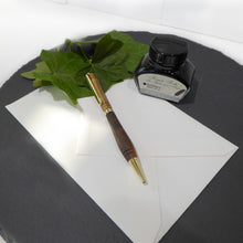Lade das Bild in den Galerie-Viewer, Handgemachter zweifarbiger Kugelschreiber aus Essigbaum + Orientalischem Nussbaum

