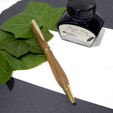 Lade das Bild in den Galerie-Viewer, Handgemachter Kugelschreiber aus Essigbaum
