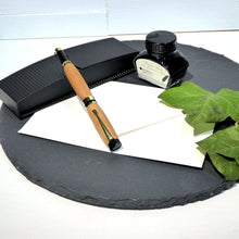 Lade das Bild in den Galerie-Viewer, Handgemachter Holzfüller aus Kirschholz
