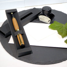 Lade das Bild in den Galerie-Viewer, Handgemachter Holzfüller aus Kirschholz
