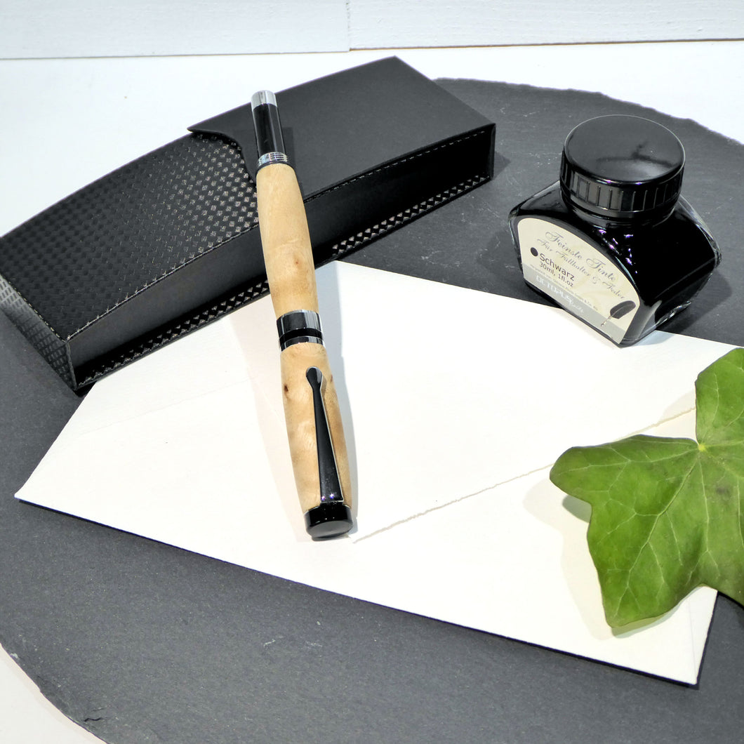 Handgemachter Holzfüller aus Pappel