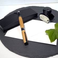 Lade das Bild in den Galerie-Viewer, Handgemachter Holzfüller aus Kirschholz
