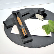 Lade das Bild in den Galerie-Viewer, Handgemachter Holzfüller aus Kirschholz
