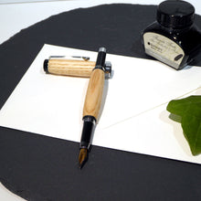 Lade das Bild in den Galerie-Viewer, Handgemachter Holzfüller aus Esche
