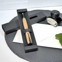 Lade das Bild in den Galerie-Viewer, Handgemachter Holzfüller aus Esche
