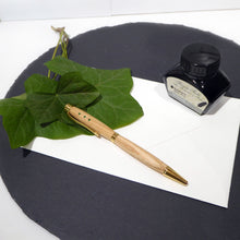 Lade das Bild in den Galerie-Viewer, Handgemachter Kugelschreiber aus Esche mit Swarovski Steinen
